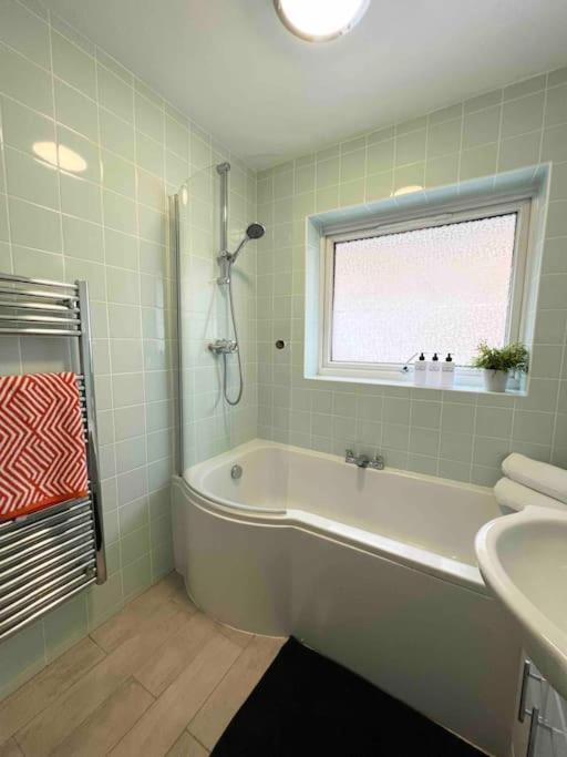 Beautiful Windsor 2 Bed, Perfect Location, 5 Mins Walk To Centre, Free Parking, Legoland, Ascot Lejlighed Eksteriør billede